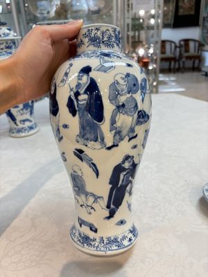 A Chinese blue and white garniture of four vases with figural design, Kangxi mark, 19th C. — photo 3