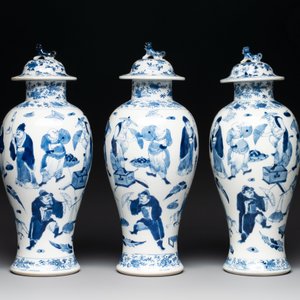 A Chinese blue and white garniture of four vases with figural design, Kangxi mark, 19th C. — photo 2