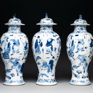 A Chinese blue and white garniture of four vases with figural design, Kangxi mark, 19th C. — photo 3