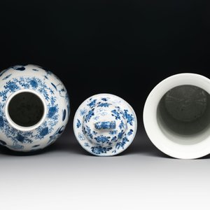 A Chinese blue and white garniture of four vases with figural design, Kangxi mark, 19th C. — photo 8