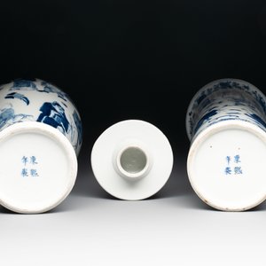 A Chinese blue and white garniture of four vases with figural design, Kangxi mark, 19th C. — photo 9