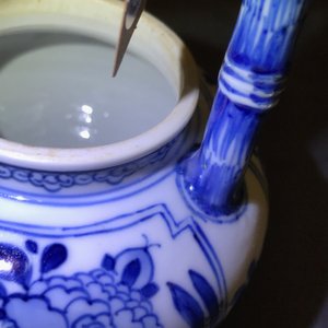 A Chinese blue and white gate-handled teapot and cover, Kangxi — photo 11