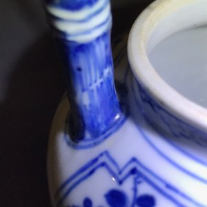 A Chinese blue and white gate-handled teapot and cover, Kangxi — photo 12