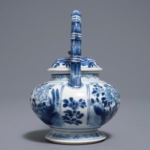 A Chinese blue and white gate-handled teapot and cover, Kangxi — photo 5