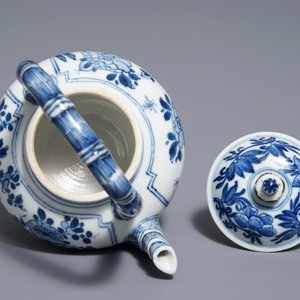 A Chinese blue and white gate-handled teapot and cover, Kangxi — photo 6