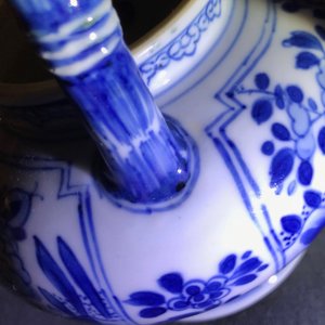 A Chinese blue and white gate-handled teapot and cover, Kangxi — photo 10