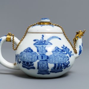 A Chinese blue and white gilt brass-mounted teapot, Jiajing mark, Kangxi — 照片 2