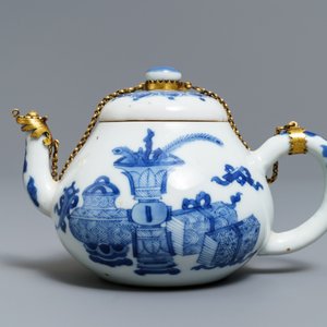 A Chinese blue and white gilt brass-mounted teapot, Jiajing mark, Kangxi — 照片 4