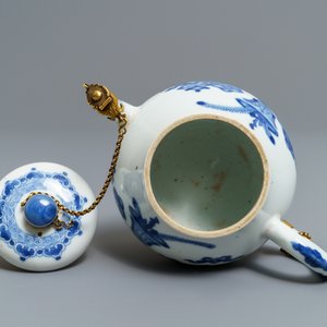 A Chinese blue and white gilt brass-mounted teapot, Jiajing mark, Kangxi — 照片 6