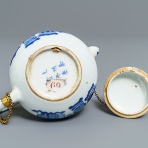 A Chinese blue and white gilt brass-mounted teapot, Jiajing mark, Kangxi — 照片 7