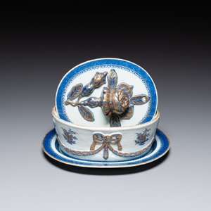 A Chinese blue and white gilt-decorated tureen and cover on stand for the Swedish market, Jiaqing — 照片 2