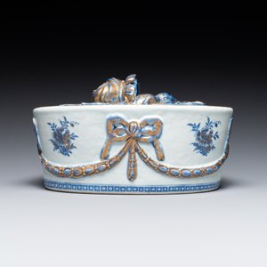 A Chinese blue and white gilt-decorated tureen and cover on stand for the Swedish market, Jiaqing — 照片 5