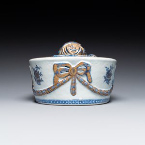 A Chinese blue and white gilt-decorated tureen and cover on stand for the Swedish market, Jiaqing — 照片 6