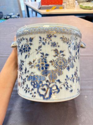 A Chinese blue and white gilt-decorated wine cooler, Qianlong — 照片 1