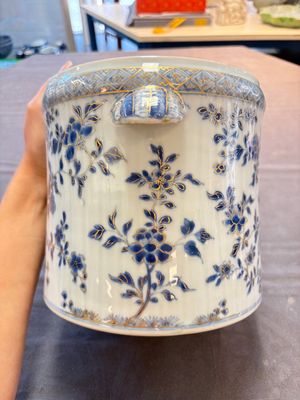 A Chinese blue and white gilt-decorated wine cooler, Qianlong — 照片 2