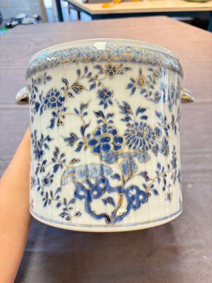 A Chinese blue and white gilt-decorated wine cooler, Qianlong — 照片 3