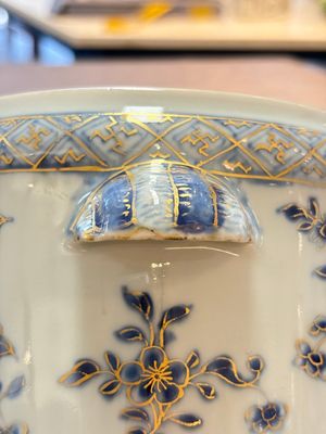 A Chinese blue and white gilt-decorated wine cooler, Qianlong — 照片 5