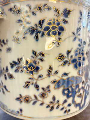 A Chinese blue and white gilt-decorated wine cooler, Qianlong — 照片 8