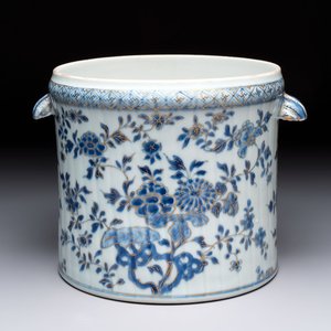 A Chinese blue and white gilt-decorated wine cooler, Qianlong — 照片 1