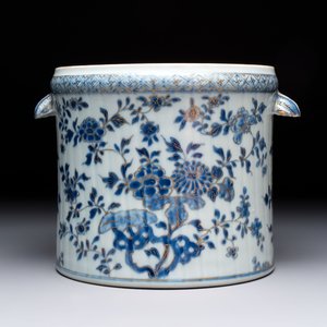 A Chinese blue and white gilt-decorated wine cooler, Qianlong — 照片 2