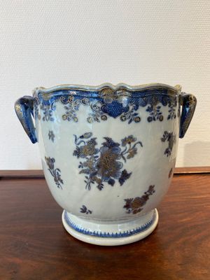 A Chinese blue and white gilt-decorated wine cooler, Qianlong — photo 3