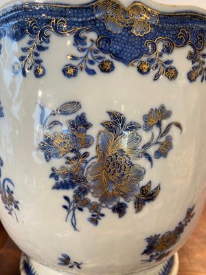 A Chinese blue and white gilt-decorated wine cooler, Qianlong — photo 8