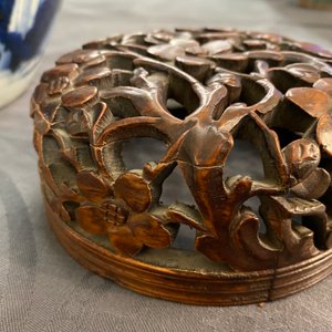 A Chinese blue and white ginger jar with figures in a landscape and a wooden cover, Transitional period — 照片 9