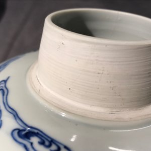 A Chinese blue and white ginger jar with gilt cover, Jiajing mark, Kangxi — 照片 18