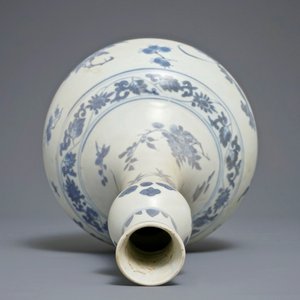A Chinese blue and white globular bottle vase with floral design, Hatcher cargo, Transitional period — photo 5