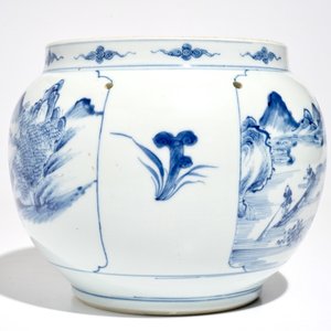 A Chinese blue and white globular bowl with figures in a landscape, Kangxi — 照片 4