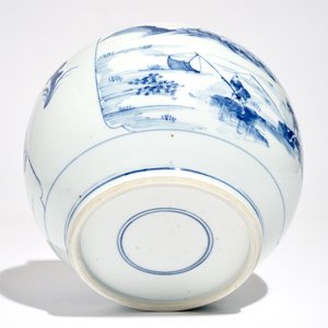A Chinese blue and white globular bowl with figures in a landscape, Kangxi — 照片 5