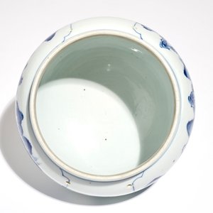 A Chinese blue and white globular bowl with figures in a landscape, Kangxi — 照片 6