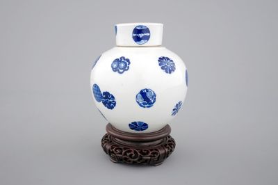 Un pot globulaire et son couvercle en porcelaine de Chine bleu et blanc, début 19ème