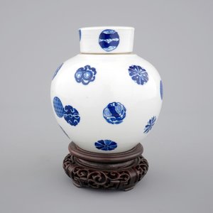 A Chinese blue and white globular jar with cover on a wooden stand, early 19th C. — 照片 1