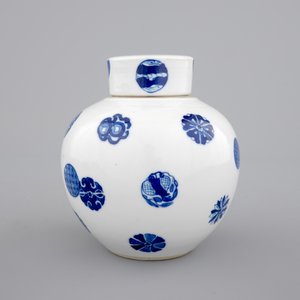 A Chinese blue and white globular jar with cover on a wooden stand, early 19th C. — 照片 2