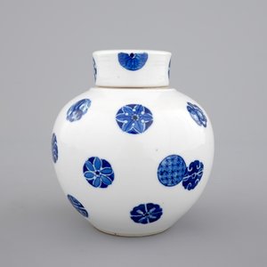 A Chinese blue and white globular jar with cover on a wooden stand, early 19th C. — 照片 3