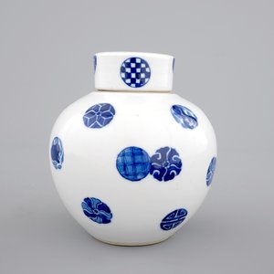 A Chinese blue and white globular jar with cover on a wooden stand, early 19th C. — 照片 4