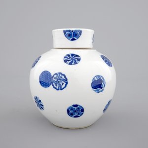 A Chinese blue and white globular jar with cover on a wooden stand, early 19th C. — 照片 5