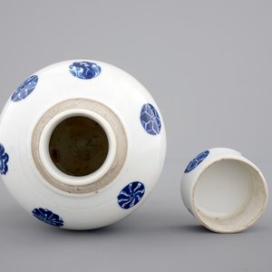 A Chinese blue and white globular jar with cover on a wooden stand, early 19th C. — 照片 6