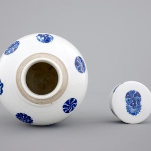 A Chinese blue and white globular jar with cover on a wooden stand, early 19th C. — 照片 7