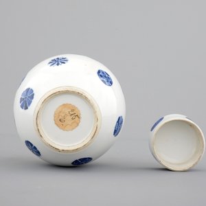 A Chinese blue and white globular jar with cover on a wooden stand, early 19th C. — 照片 8