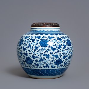 A Chinese blue and white globular jar with floral scrolls, Qianlong — photo 3