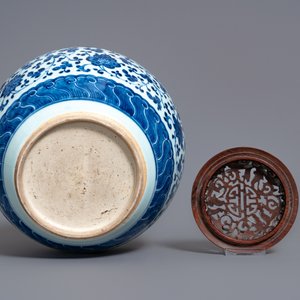 A Chinese blue and white globular jar with floral scrolls, Qianlong — photo 7