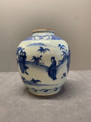 A Chinese blue and white globular vase with figures in a landscape, hare mark, Wanli — photo 3