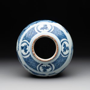 A Chinese blue and white globular vase with figures in a landscape, hare mark, Wanli — photo 5