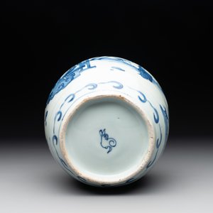 A Chinese blue and white globular vase with figures in a landscape, hare mark, Wanli — photo 6