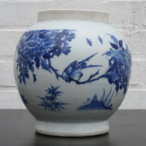 A Chinese blue and white globular vase with incised under-glaze decoration, Transitional period, 1620-1683 — 照片 4