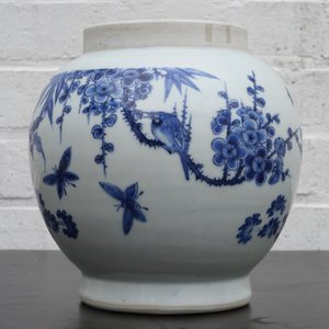 A Chinese blue and white globular vase with incised under-glaze decoration, Transitional period, 1620-1683 — 照片 6