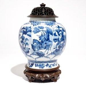 A Chinese blue and white globular vase with wooden cover and stand, Kangxi — photo 1