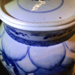 A Chinese blue and white globular vase with wooden cover and stand, Kangxi — photo 11